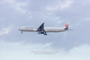 Japan Airlines Boeing 777-300ER on final approach to Chicago O'Hare - Image, Economy Class and Beyond