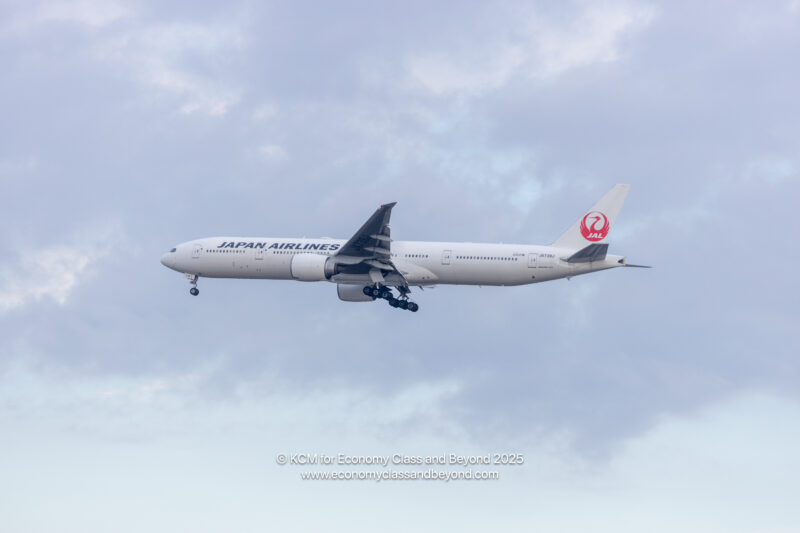 Japan Airlines Boeing 777-300ER on final approach to Chicago O'Hare - Image, Economy Class and Beyond