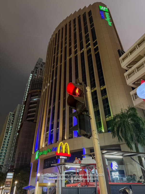 a tall building with a traffic light