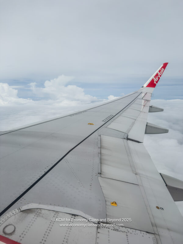 the wing of an airplane in the sky