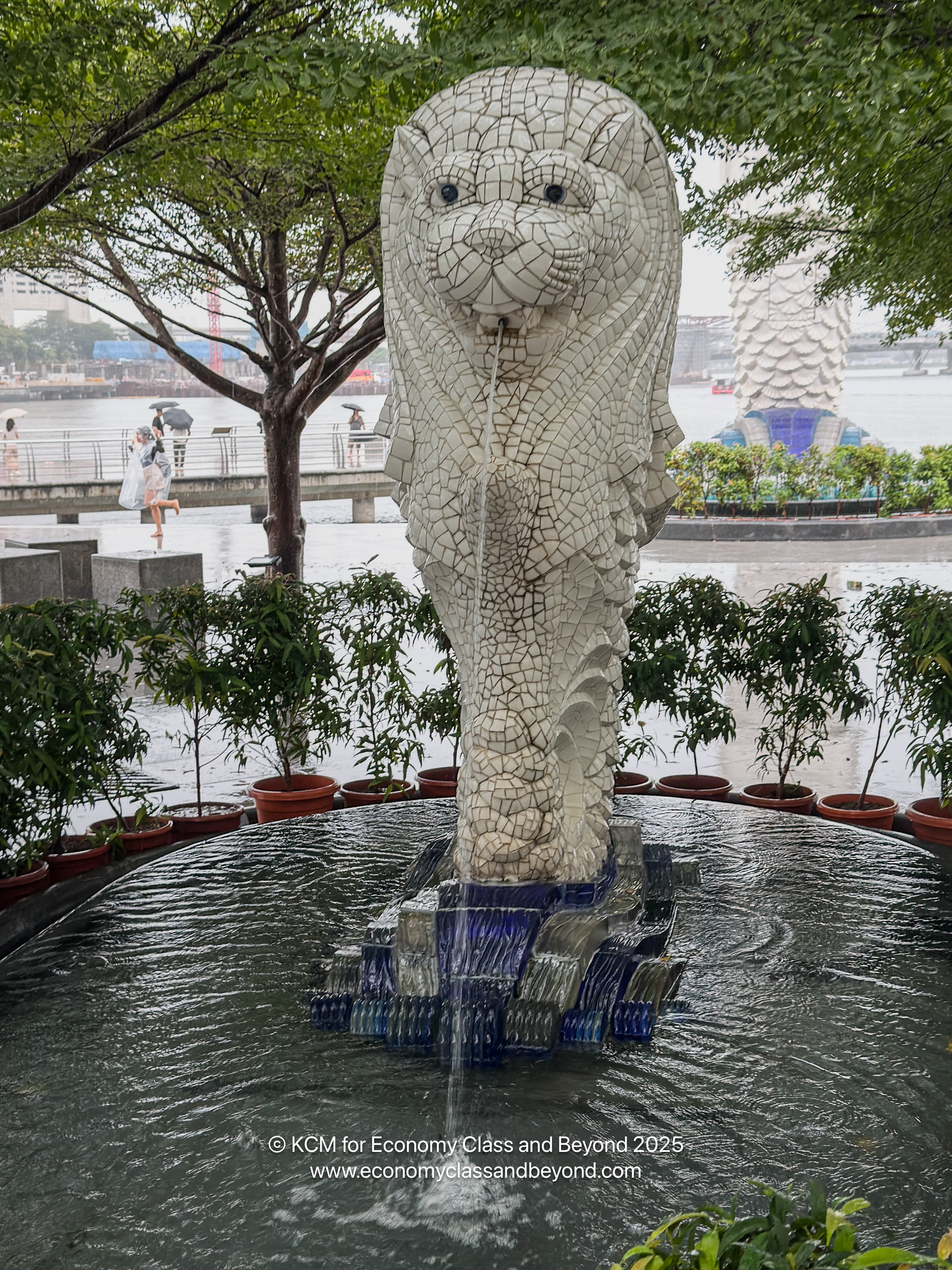 a statue of a lion with a fountain in the middle of it