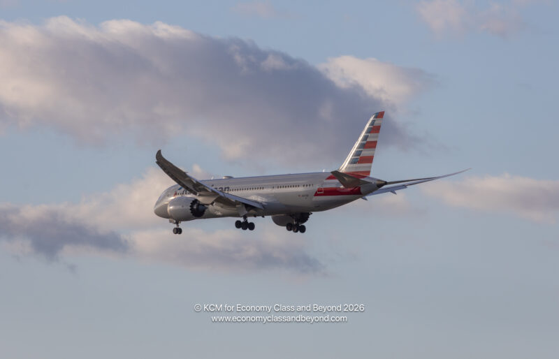 American Airlines Boeing 787-8 on final approach to Chicago O'Hare International Airport - Image, Economy Class and Beyond