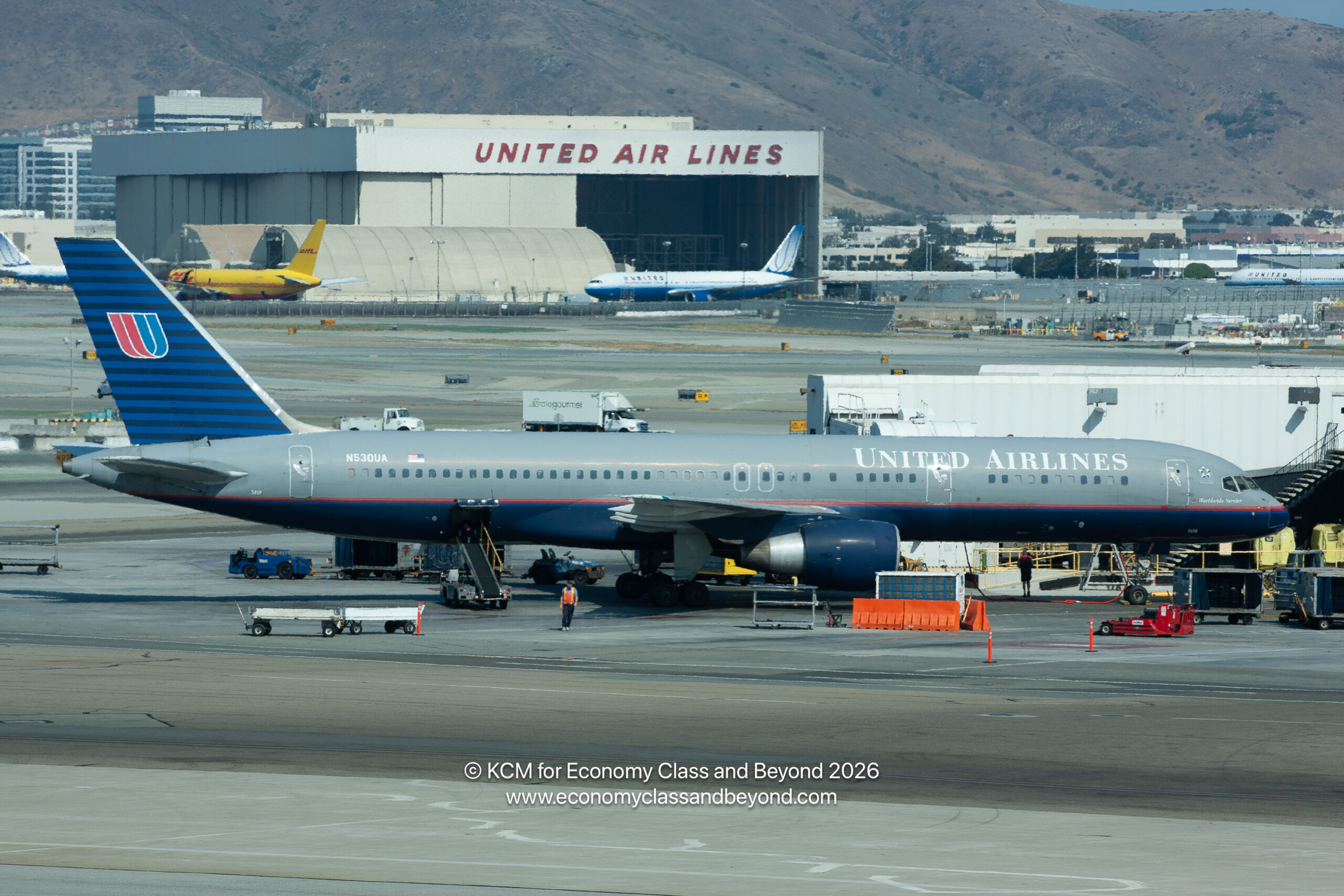 boardingarea.com - Kevincm - Airplane Art Classic - United Airlines Boeing 757-200 (Battleship Grey) at San Francsico International - Economy Class & Beyond