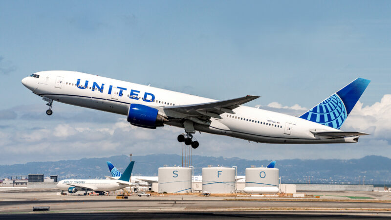 United Airlines Boeing 777-200 with Starlink - Image, United Airlines