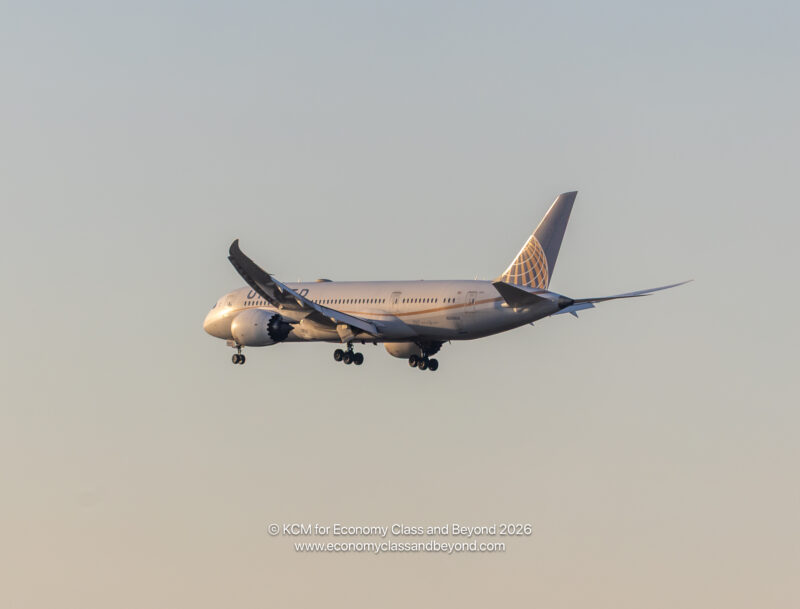 United Airlines Boeing 787-8 on finals to Chicago O'Hare - Image, Economy Class and Beyond 